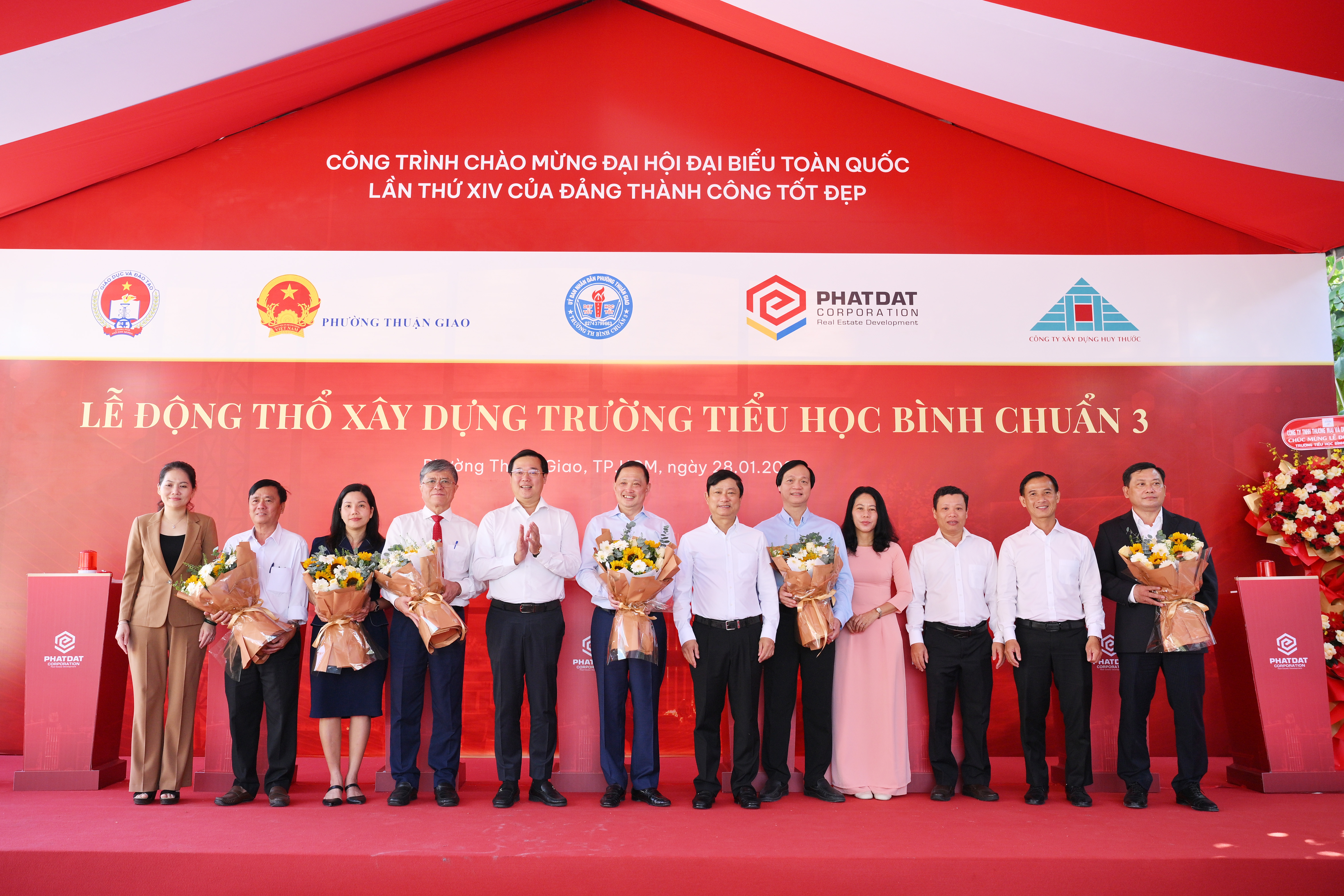 Lãnh đạo Thành phố tặng hoa chúc mừng các đơn vị 1.jpg