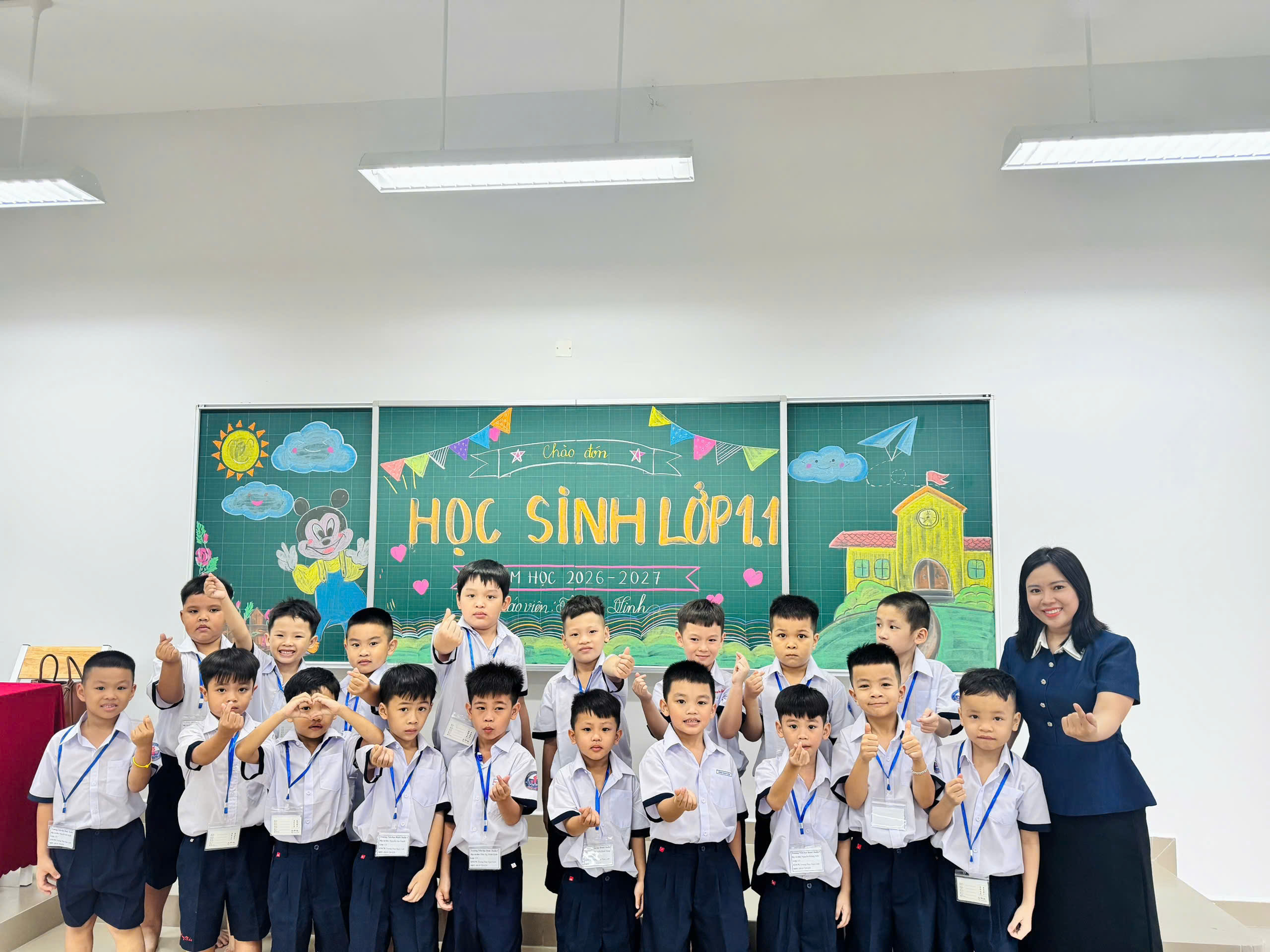 Học sinh Trường Tiều học Bình Chuẩn 3 rộn ràng đón năm học mới tại ngôi trường mới